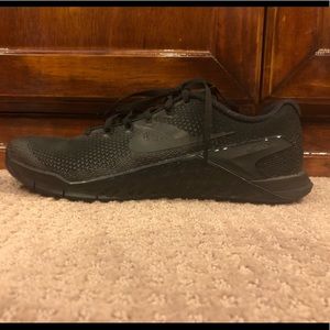 nike metcon 4 triple black